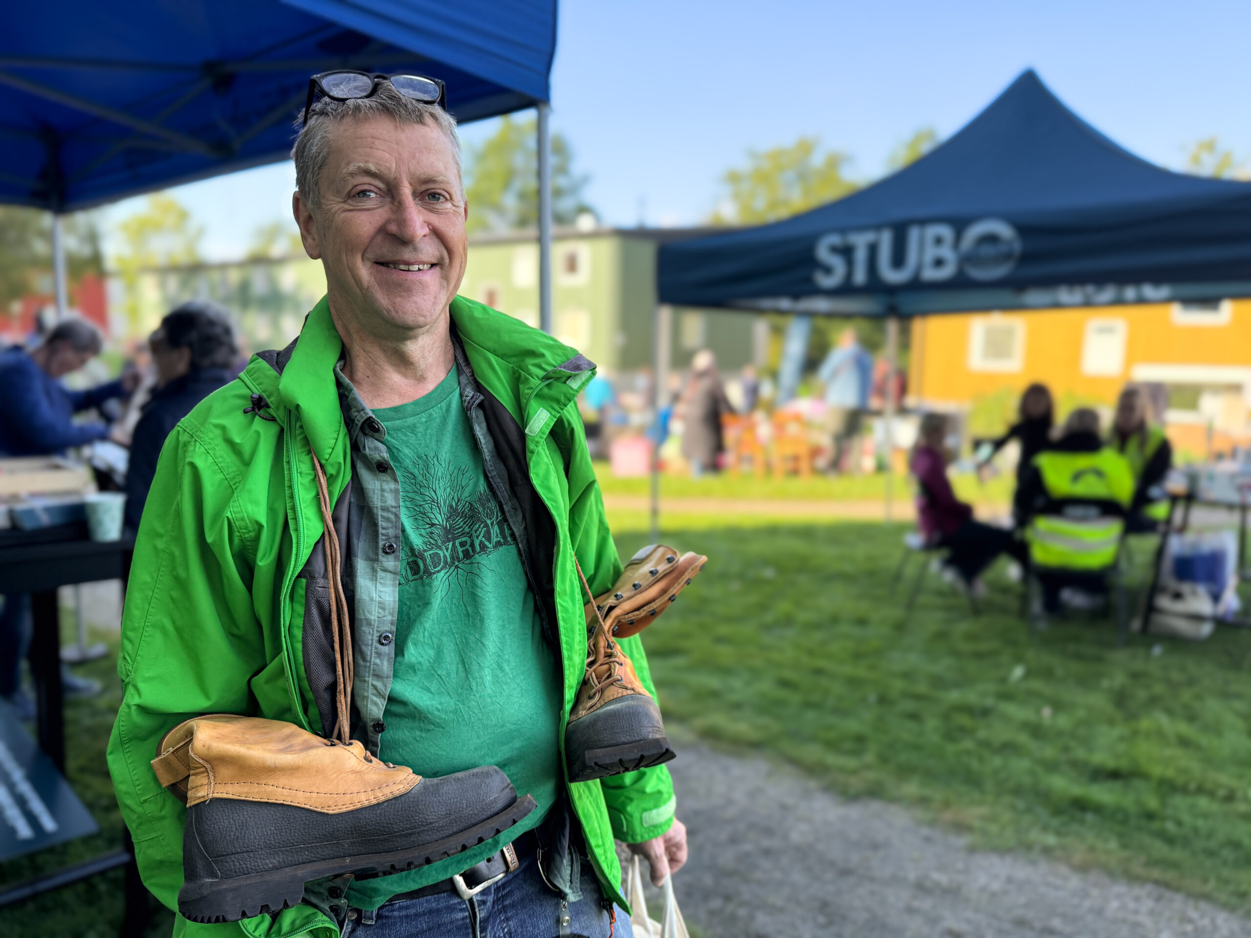 Leende man med skor över axlarna